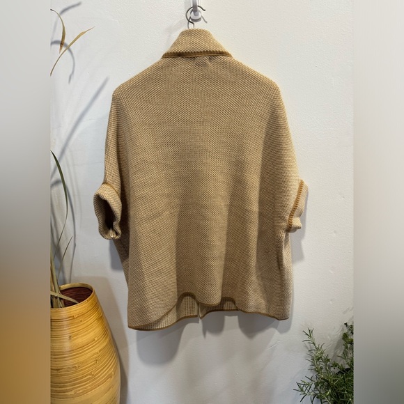 Steve Madden Women's Poncho/sweater. One Size, Camel, Pockets, Buckle, EUC! - Picture 4 of 9